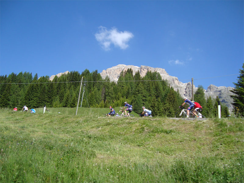 gal/2010/07 - Sella Ronda Bike Day 2010/05 - SellaRonda_Bike_Day/03 - Il mitico Passo Pordoi/1verso-il-pordoi_02.jpg